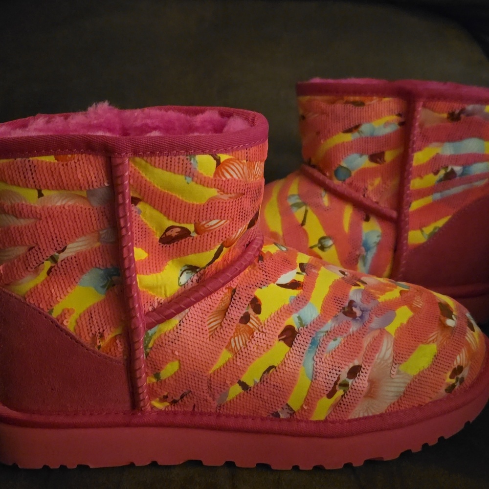 Womens Uggs - Picture 4 of 6